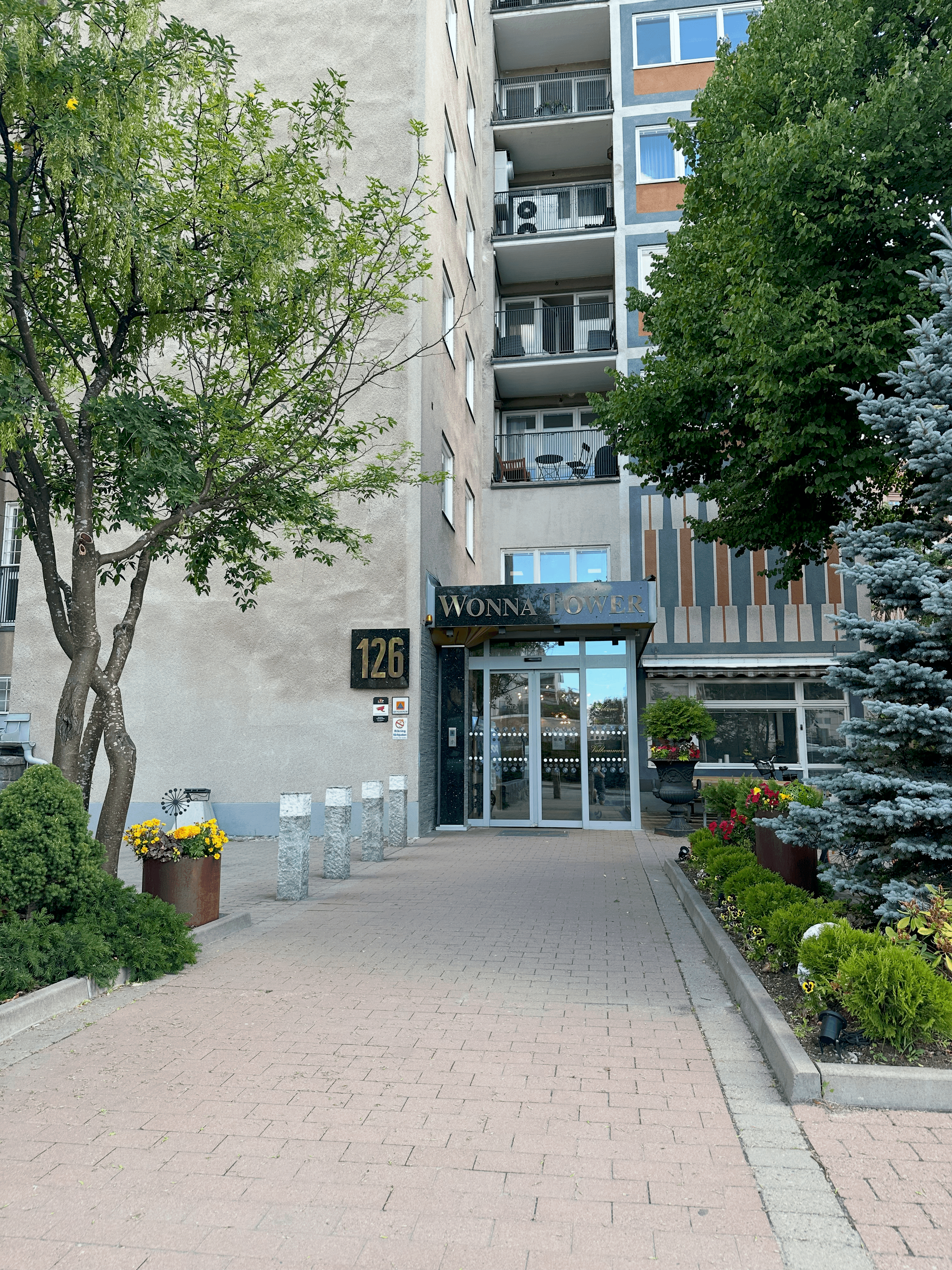 En bild på entrén till Wonna Tower, där Dahlia kliniken finns