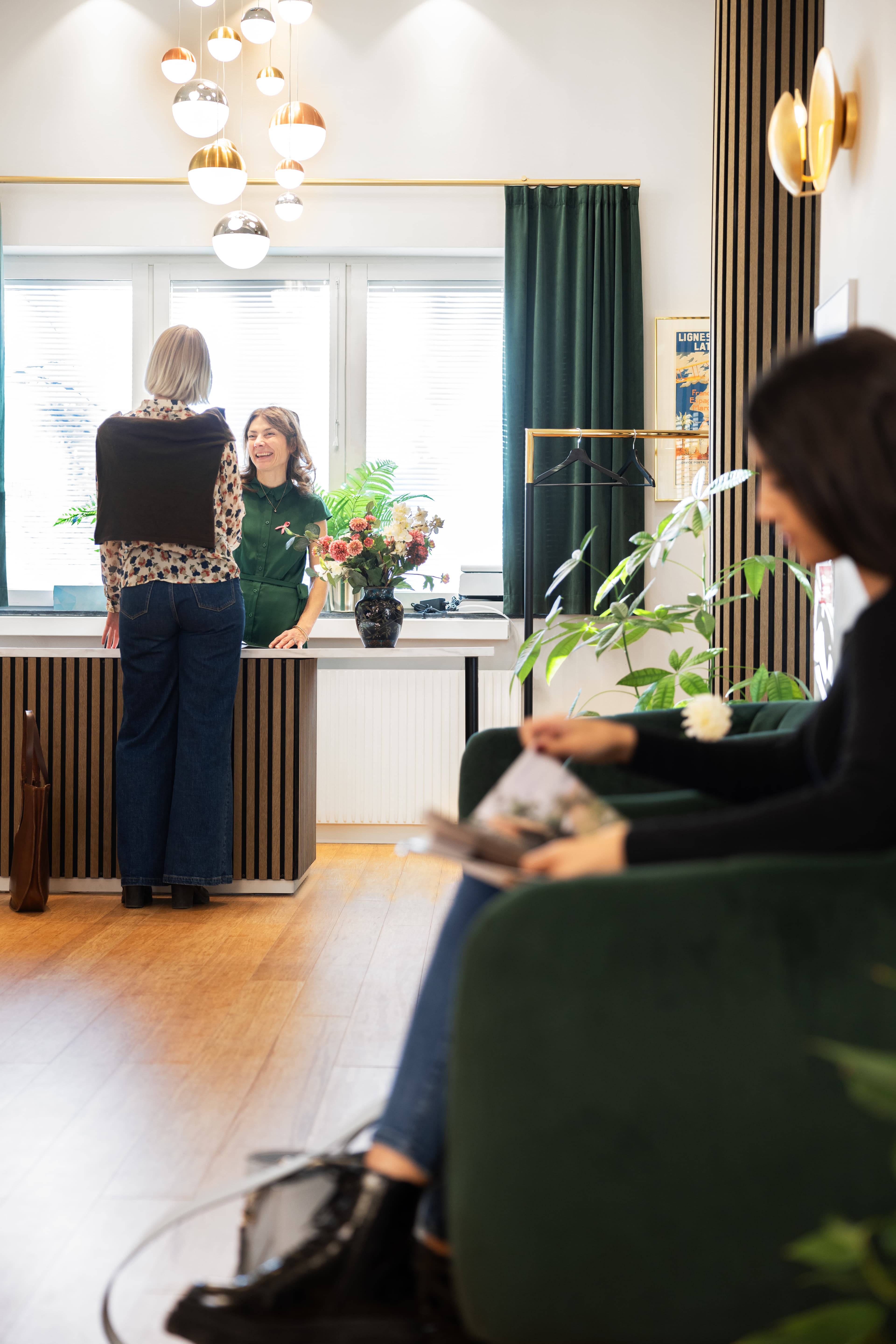 Bild på dr Örjan Gribbe som visar olika bröstimplantat för en patient.